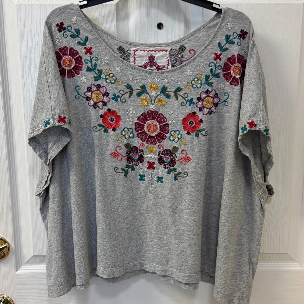 Johnny Was   Embroidered Oversized Tee Shirt. Size XL